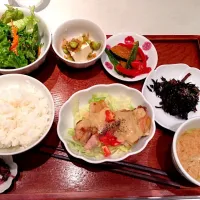 Snapdishの料理写真:栗原はるみのお店 ランチ カリカリチキンのエスニック風|Naoko Okadaさん