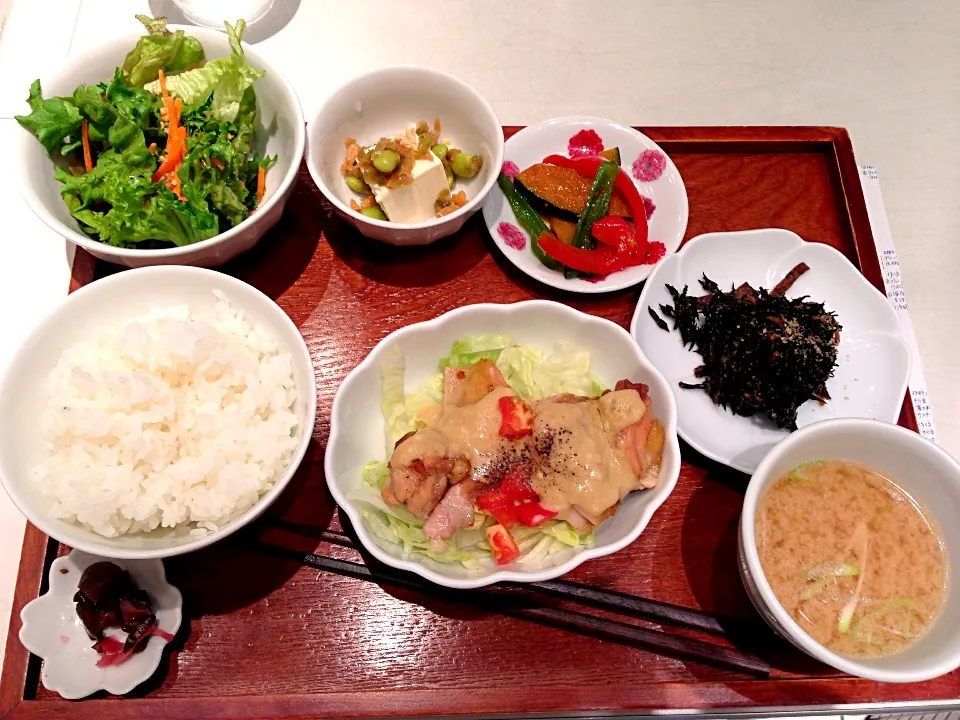 栗原はるみのお店 ランチ カリカリチキンのエスニック風|Naoko Okadaさん