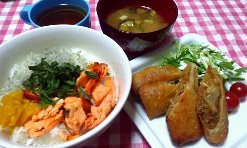 さっぱり丼(焼鮭･しらす干し･つぼ漬け･大葉)、春巻(豚挽肉･春雨･椎茸･玉葱･ピーマン)、水菜、プチトマト、お味噌汁(さつま芋･青ねぎ)|まあるさん