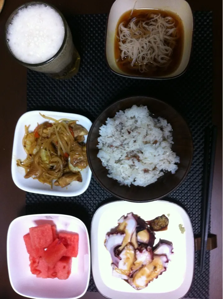 カレー風味の肉野菜炒めとタコ刺し、そうめん。ご飯にはイカの煮付け汁をかけてみました。|一色さん