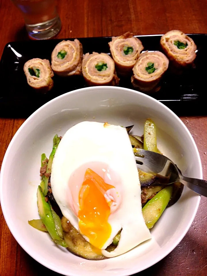 Snapdishの料理写真:アスパラとナスのオイスター炒めのせご飯＆豚と万能ネギのアブサン巻き🌀|ゆかゴリラさん