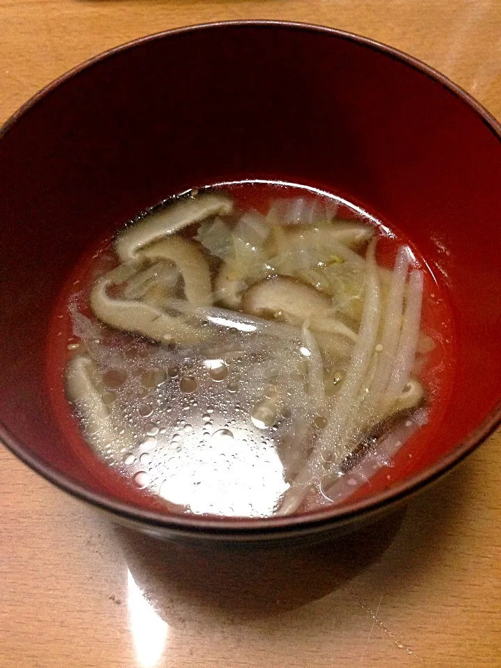 Snapdishの料理写真:椎茸白菜もやしスープ|Hisaho Inakiさん