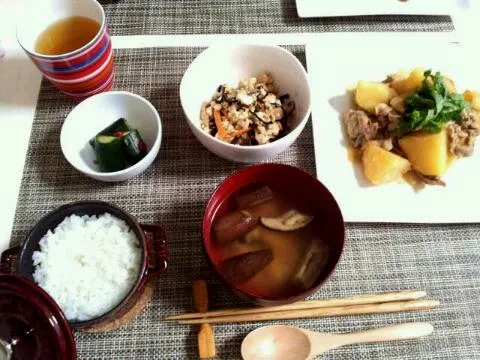 今日の夕飯 肉じゃが、ひじきの煮物、きゅうりの甘酢漬け、なすの味噌汁|pinknari🐰🌈さん