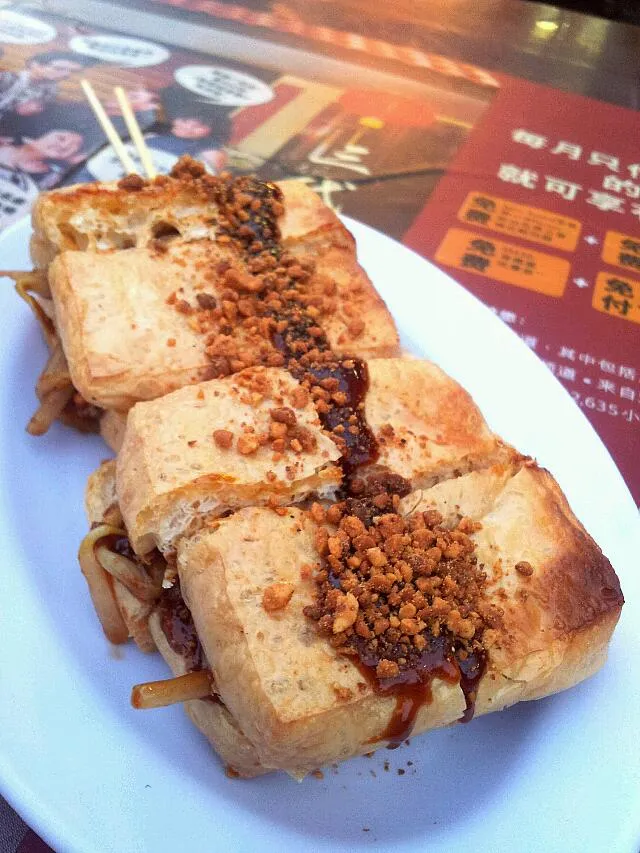 BBQ tauhu(bean curd) with sweet sauce roasted peanut|joey limさん