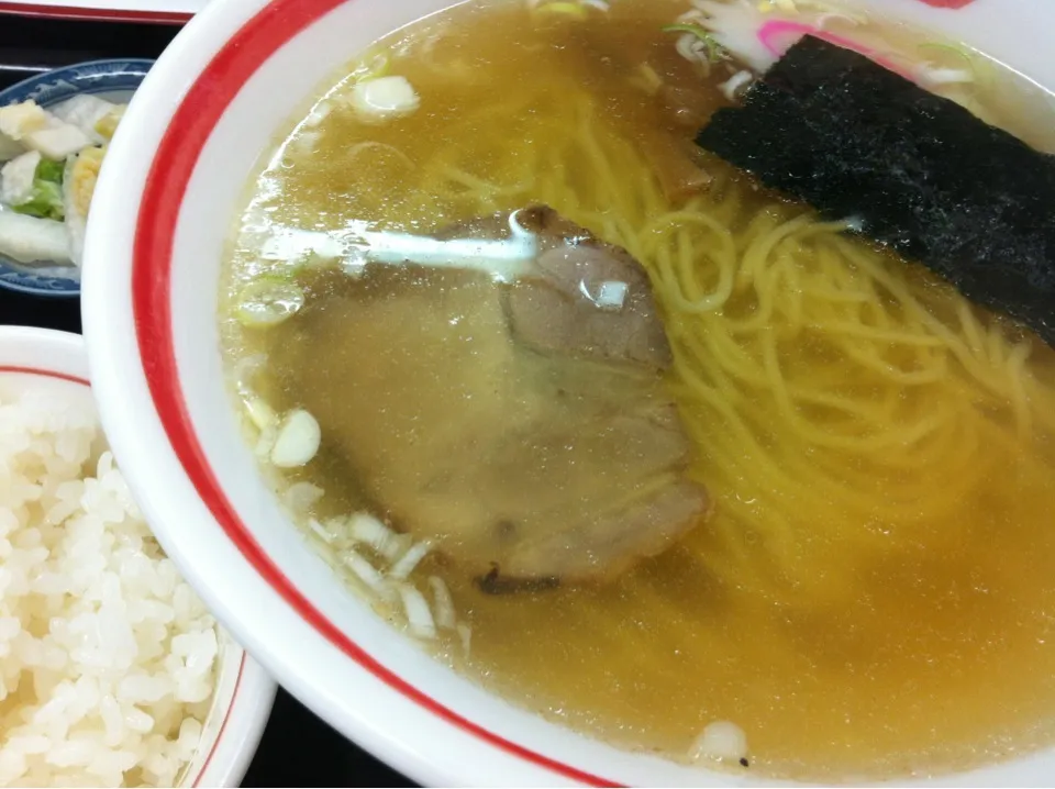 Snapdishの料理写真:塩ラーメン(ライス ランチサービス)|sunさん