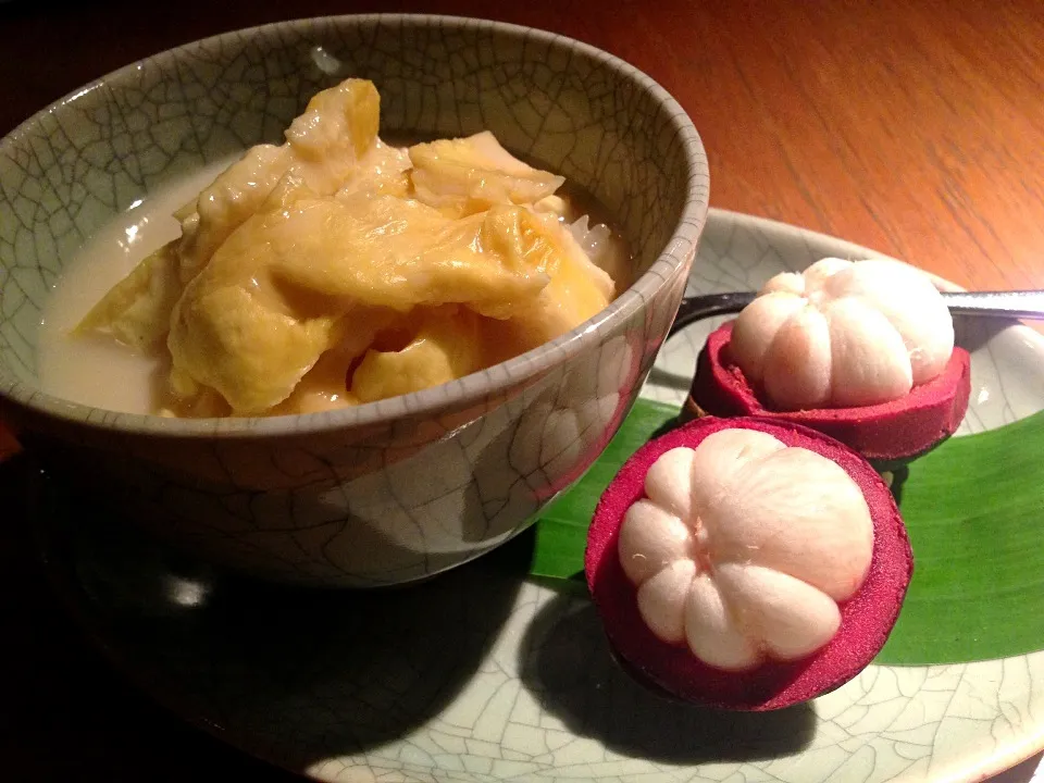 Durian & sticky rice with mangosteens|willzさん