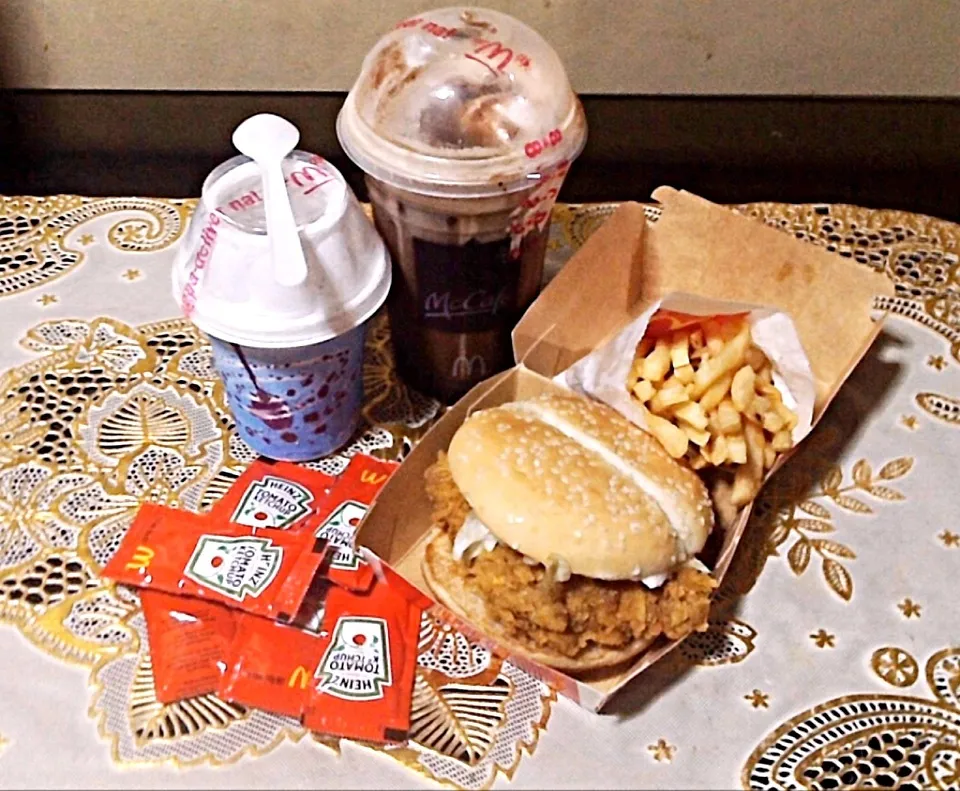 Midnight Hungry Syndrom! Mc Spicy, fries, Coffee Float & Oreo Mcflurry|iamfem05さん