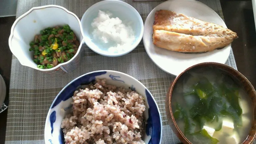 アジの干物&納豆&大根おろし&豆腐とわかめの味噌汁|まぐろさん