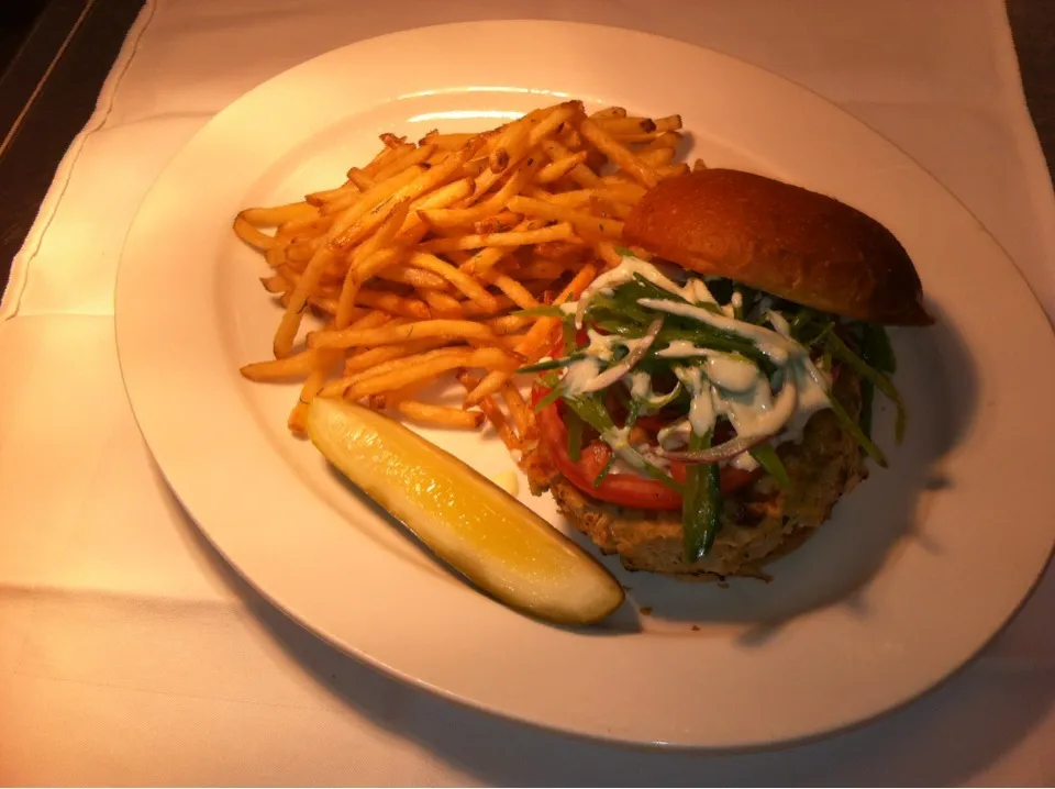 Salmon burger and snap pea slaw|Darren Champagneさん