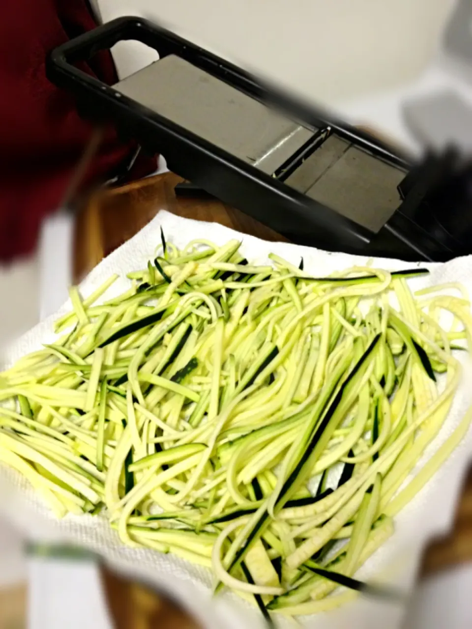 Setting out my zucchini noodles to dry for the night. Gonna make some yummy meatballs tomorrow! I just julienned the largest zucchini you've ever seen.|Jules Vloskyさん