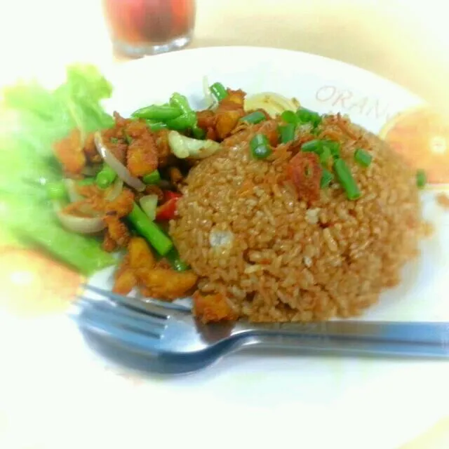 malay nasi goreng or fried rice with tumeric chicken on the side goes with a glass of ice lemon tea.|yapさん