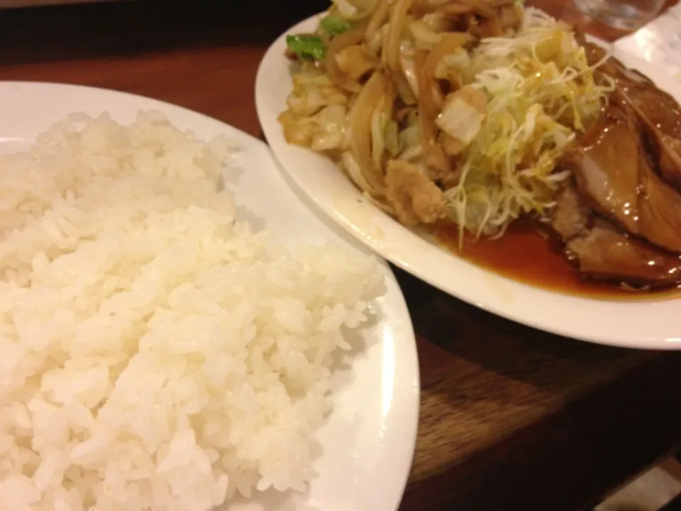 【日替ランチ】豚肩ロースの角煮風＋肉と野菜の生姜焼きランチを頂きました。|momongatomoさん