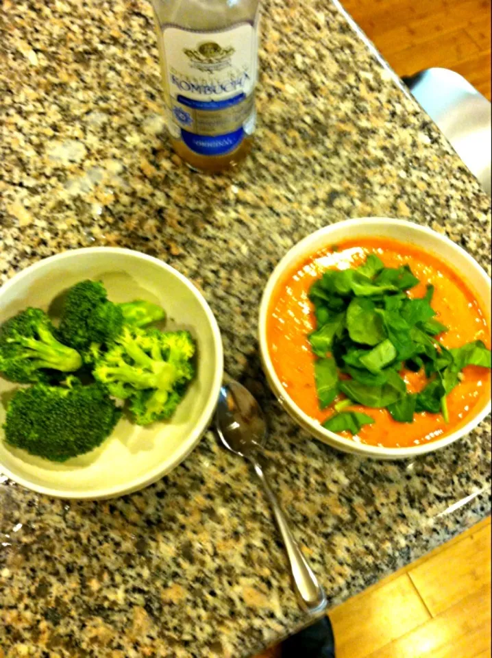 Raw soup! Tomato, spinach, red and yellow bell pepper, garlic, tumeric, garlic spice, Italian spice, salt... Broccoli!|Jennifer Beaverさん