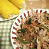 Snapdishの料理写真:今日の夕飯はチャプチェとトウモロコシです。|きのこさん