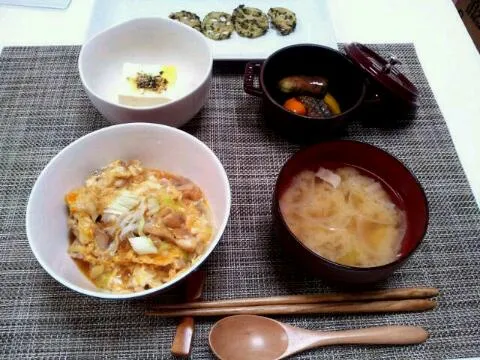 今日の夕食 親子丼、じゃがいも.たまねぎ.ベーコンの味噌汁、なすとぱぷりかの揚げ浸し、冷奴、れんこん|pinknari🐰🌈さん