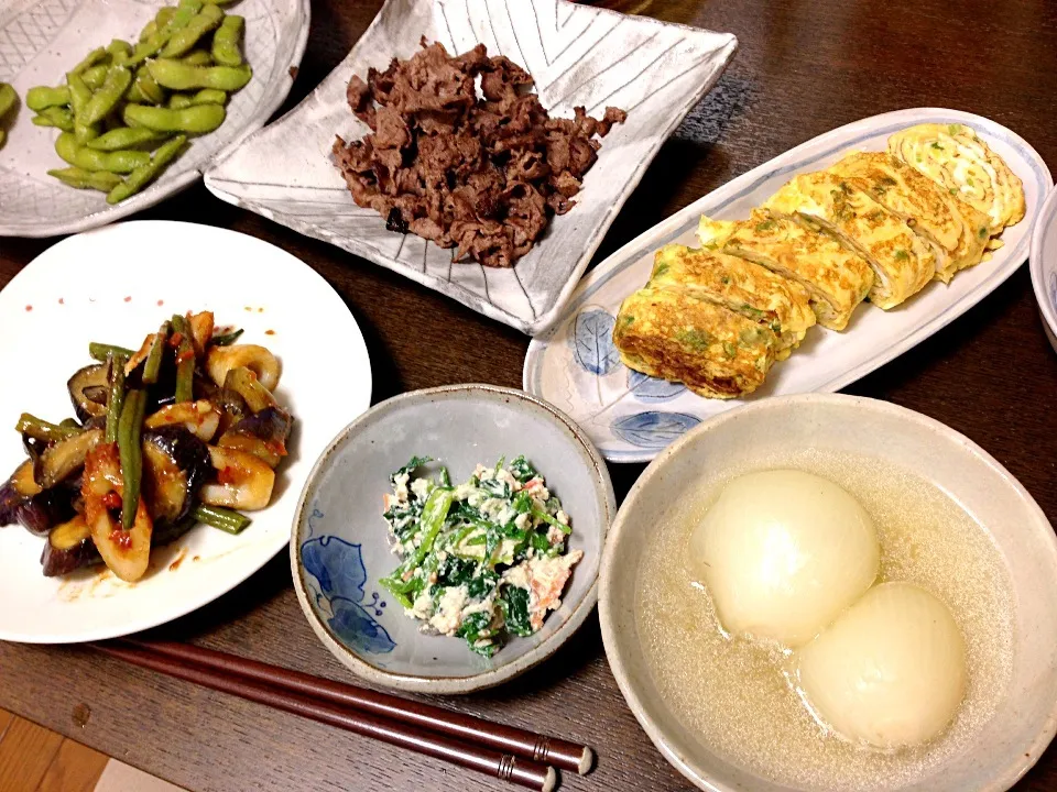 Snapdishの料理写真:今日の晩ご飯、茄子味噌炒め、ほうれん草の白和え、出し巻き卵、牛肉炒め、枝豆、玉ねぎ丸ごとスープなど。|mintoさん