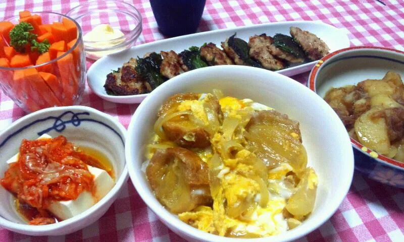 麩玉子丼(仙台麩･玉葱･卵)、じゃがいもおかか煮、焼きつくね(鶏挽肉･椎茸･人参･卵･大葉)、キムチ冷奴、フルーツ人参スティック|まあるさん