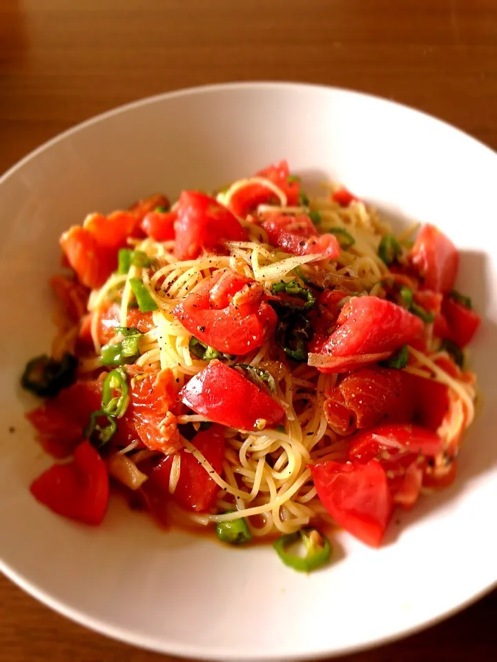 トマトとししとうと炙り漬けサーモンの冷静パスタ|ゆうきさん