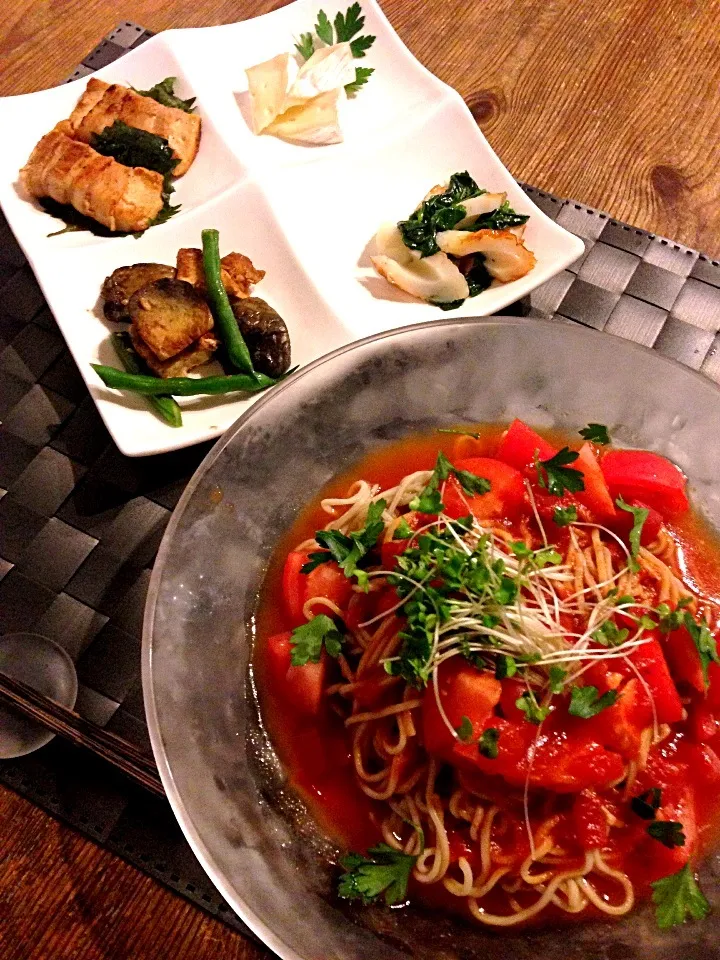 Snapdishの料理写真:冷やしトマト蕎麦🍅残り物盛り合わせ🍀|まみりんごさん