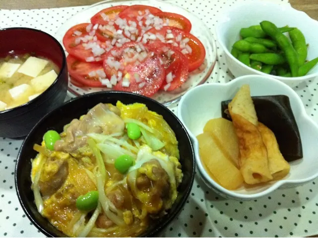 親子丼・大根とちくわ煮物・冷やしトマト・枝豆・豆腐と大根葉の味噌汁|まーままさん