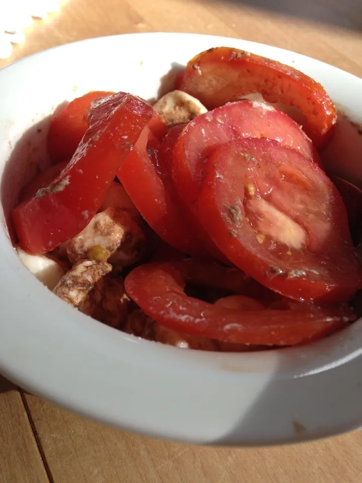 Snapdishの料理写真:Tomatoes, Mozzarella and Balsamico/Olive oil.|ozzy sparaさん