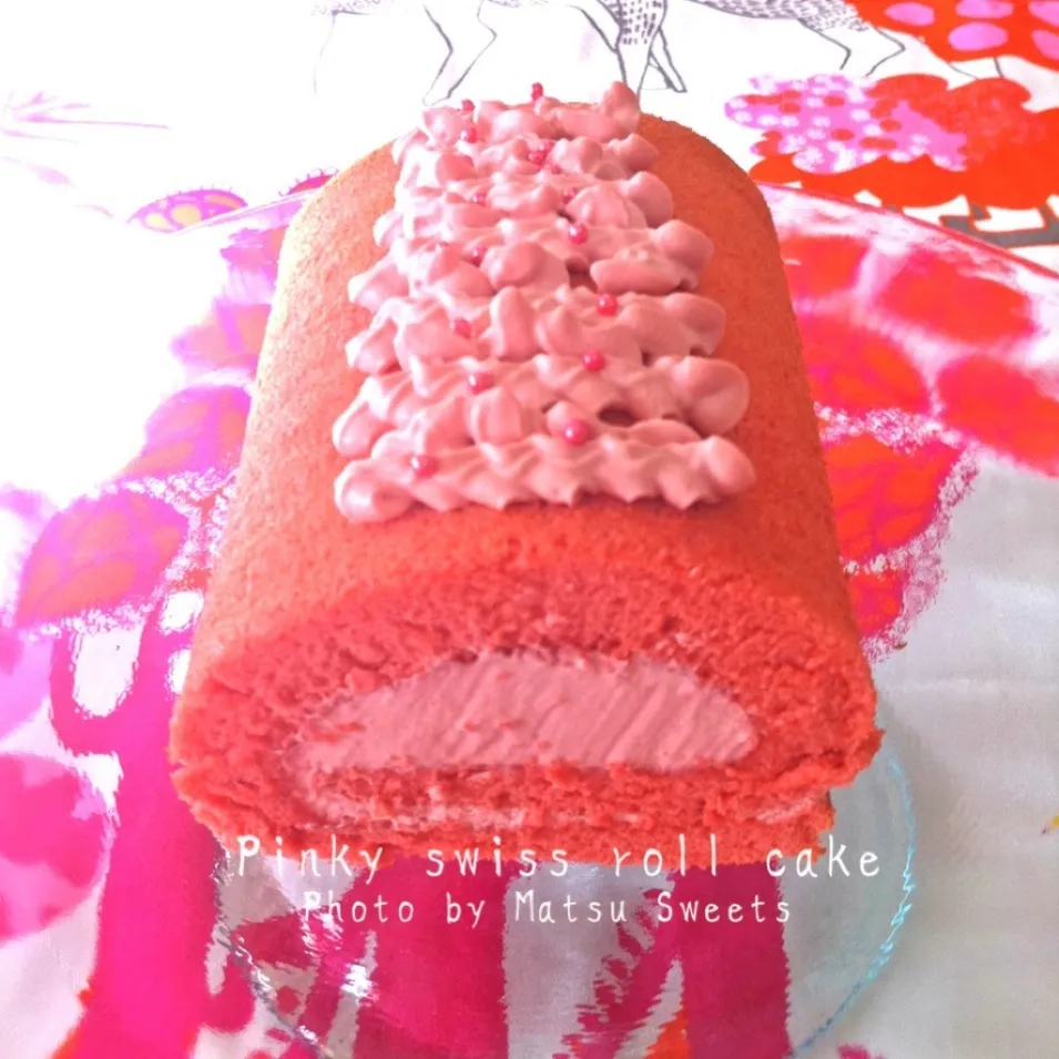 Lovely pinky Swiss roll cake|Matsu sweetsさん