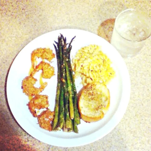 Snapdishの料理写真:Coconut shrimp, sautéed asparagus, creamy garlic pasta, and garlic bread made from scratch.|simone cheeksさん