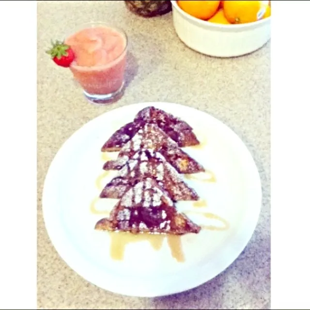 Cinnamon French toast topped with powdered sugar and a rich syrup, with a strawberry banana smoothie on the side. Nomnomnom|simone cheeksさん