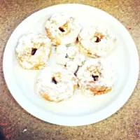 Life-changing homemade biscuit doughnuts covered in a cinnamon and powdered sugar.|simone cheeksさん