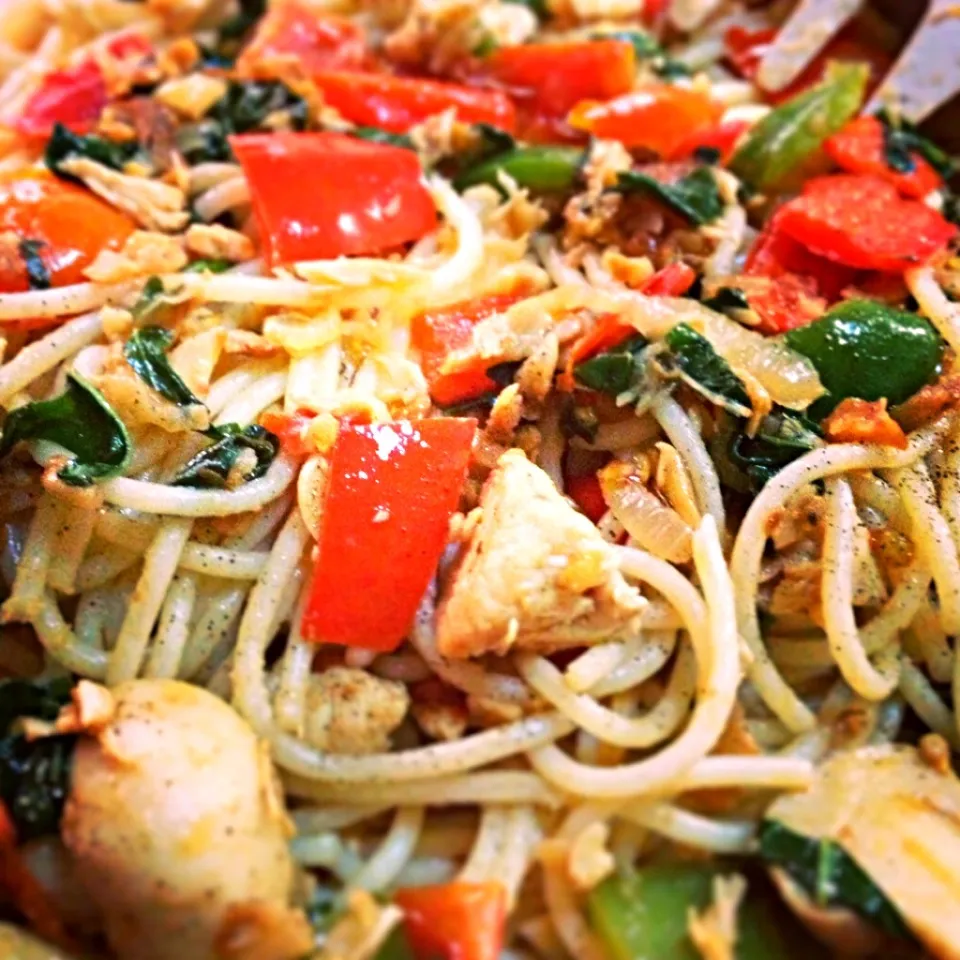 Chicken pasta with fresh basil leaves|BeChai Bumanglagさん