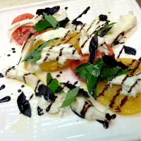 Season Harlem tomatoes caprese salad with balsamic reduction and    Fresh basil|Alfredo Guzmanさん