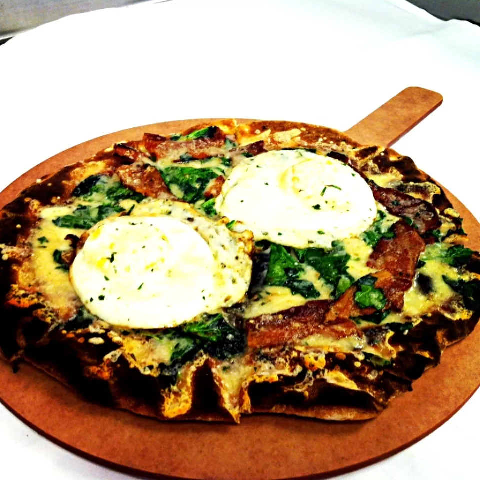 Breakfast pizza with prosciutto and poached eggs.|Andrew C Messinaさん