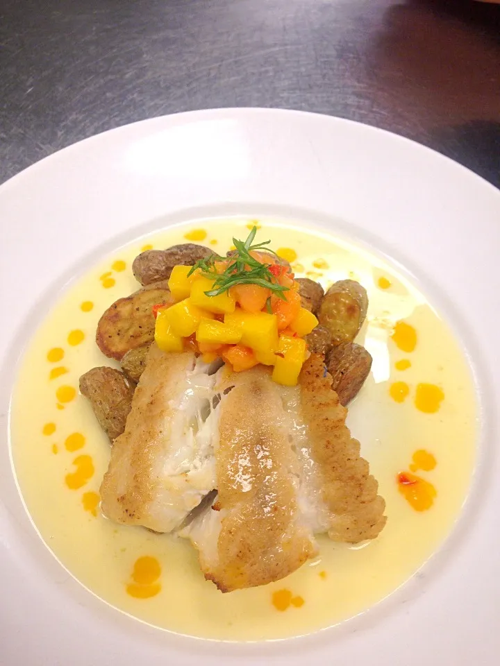 Pan seared grouper with roasted fingerling potatoes and a citrus butter sauce|zac sayersさん