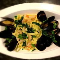 Snapdishの料理写真:Mussels, Shrimp. Spinach, Garlic Fresh pasta|Tasso Apostolopoulosさん