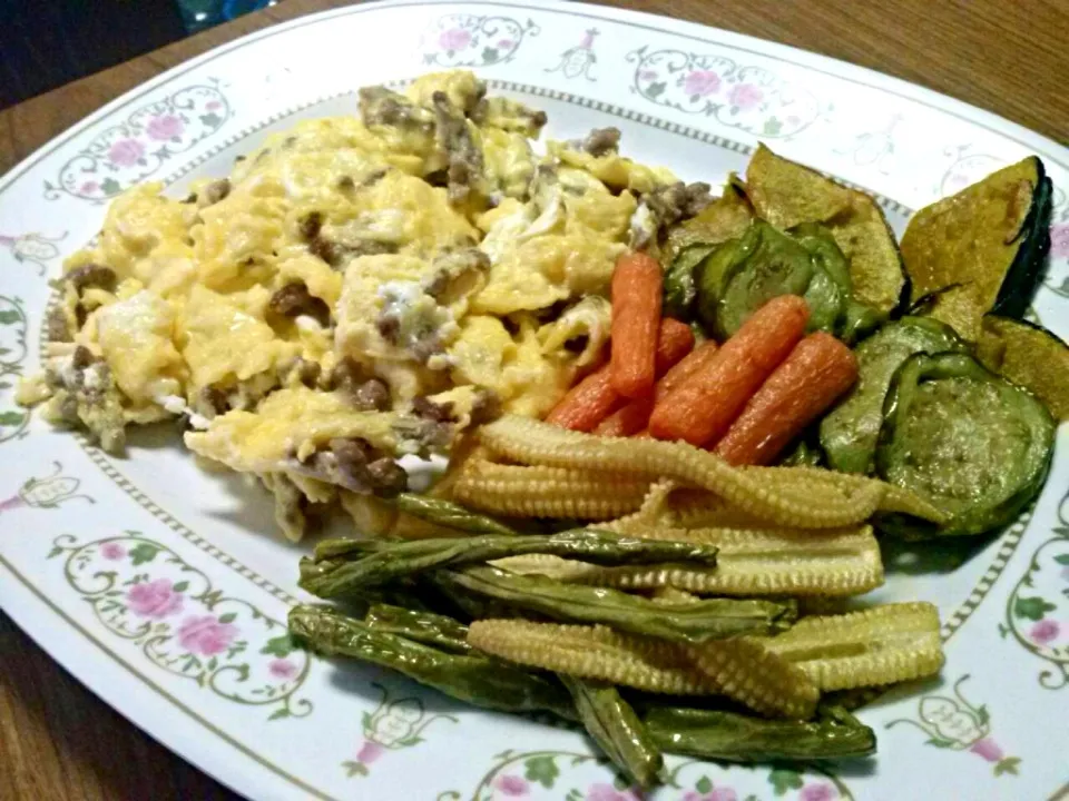 Deep fried vegetables and cheese omelet with ground beef|Mare Kieさん