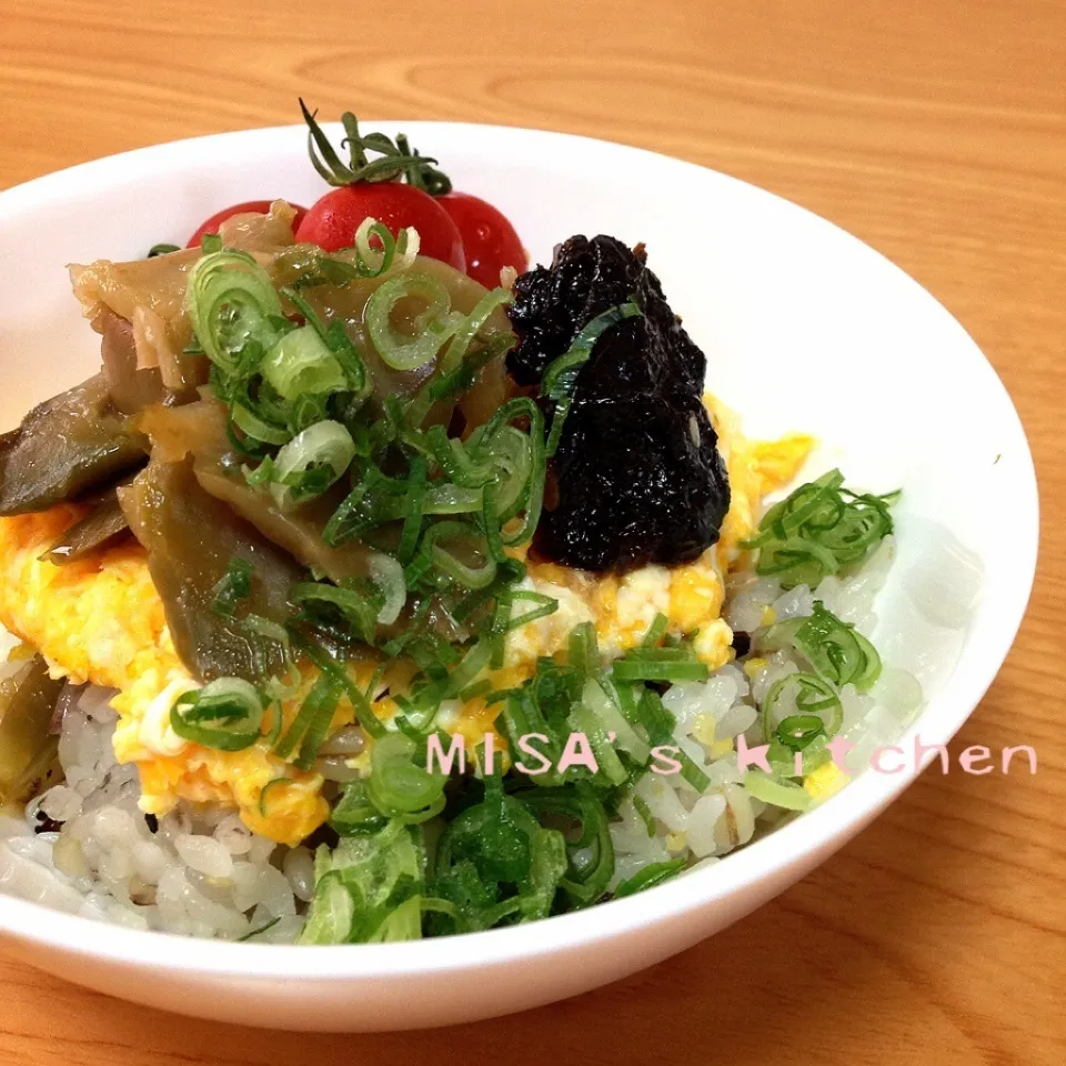 胡麻香る搾菜と海苔のトロトロ卵飯|みさmamanさん