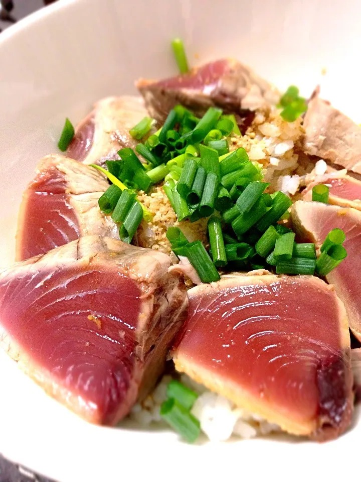 カツオのたたき丼♡|ちょもらんまさん