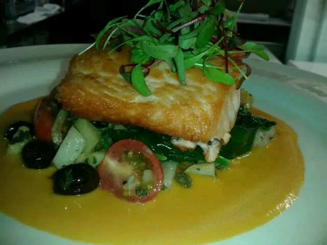 king salmon with mediteranean fingerling potato hash and veg coulie|chef Meganさん