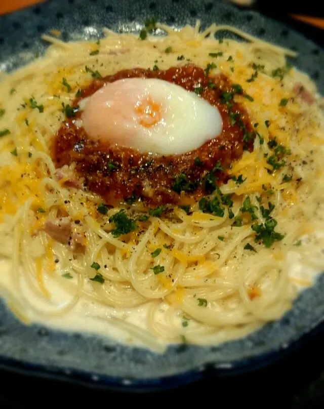 Snapdishの料理写真:カルボナーラミートソース　温泉卵添え
@洋麺屋五右衛門|平原知宏さん