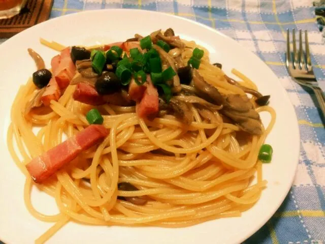 Snapdishの料理写真:キノコとベーコンの和風パスタ|yuki10100さん