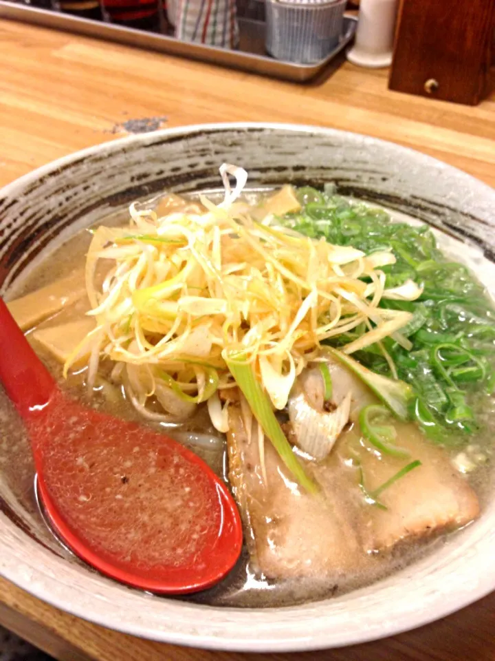 ピリ辛ネギトッピング塩ラーメン|湯沢しょうさん