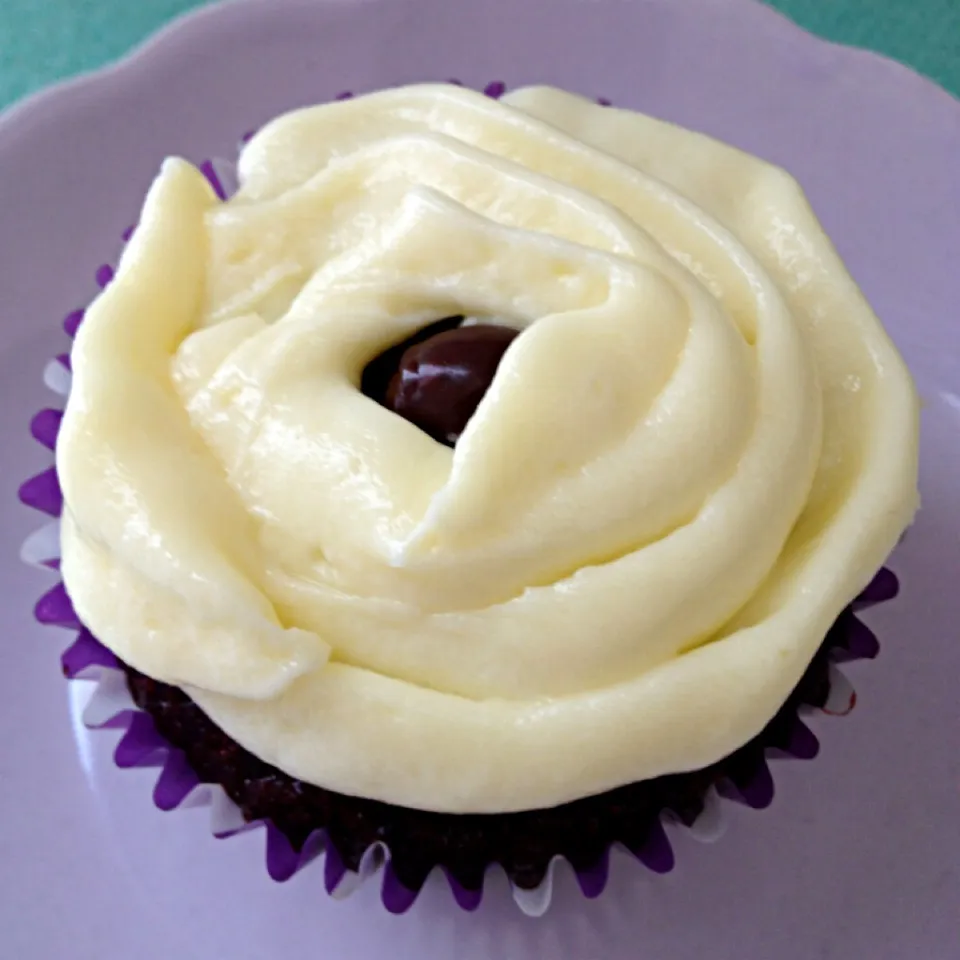 Red velvet cupcake with nutella fillings and cream cheese frosting|12Dragonさん