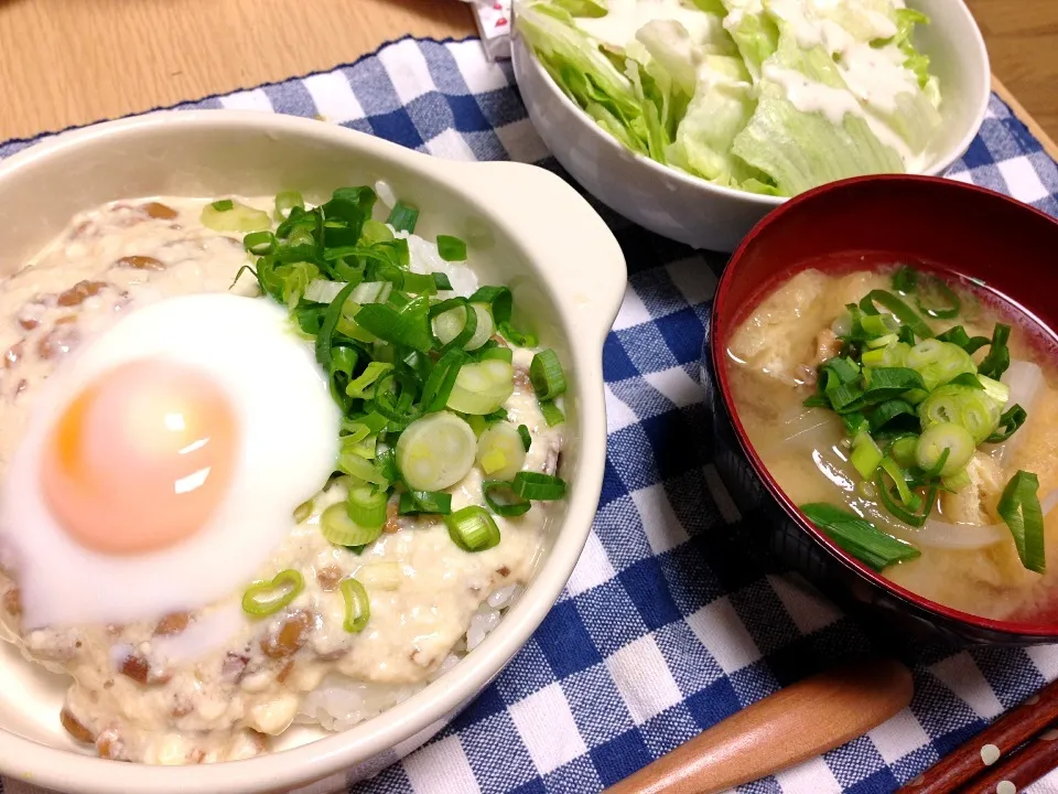 Snapdishの料理写真:なっとうふ丼と豚汁とシーザーサラダ|kmさん