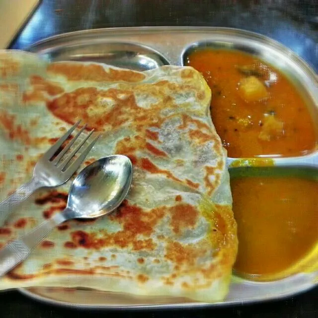 Snapdishの料理写真:roti canai or indian flour pan cake with mutton curry gravy to dip..in Seremban Malaysia|yapさん