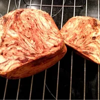 Snapdishの料理写真:焼きたてマーブルチョコパン|さきほさん