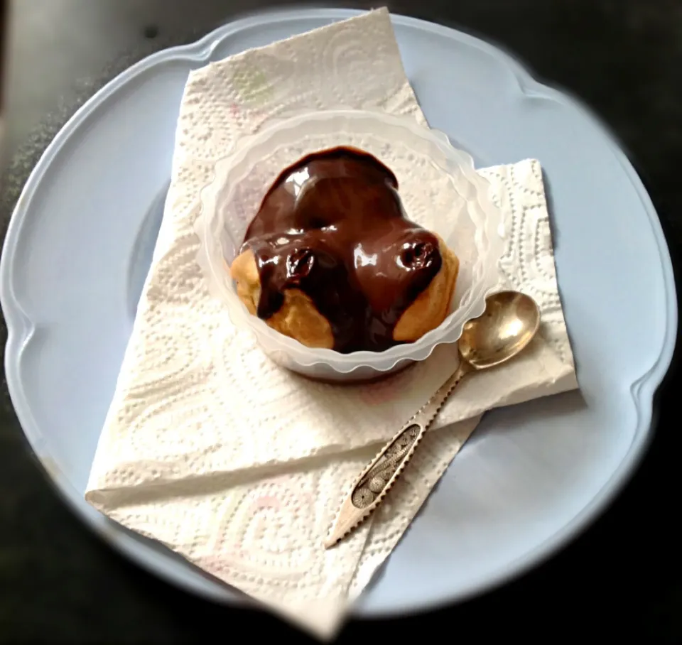 Snapdishの料理写真:もおね、冷蔵庫開けるたんびに見るから食べちゃうよ！Profiteroles ミニシュークリームのチョコソースかけだっ！|ずきみくさん