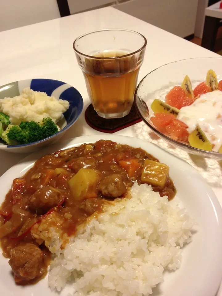 肉団子のトマトカレー、マッシュポテト、フルーツヨーグルト|mizue ehigieさん