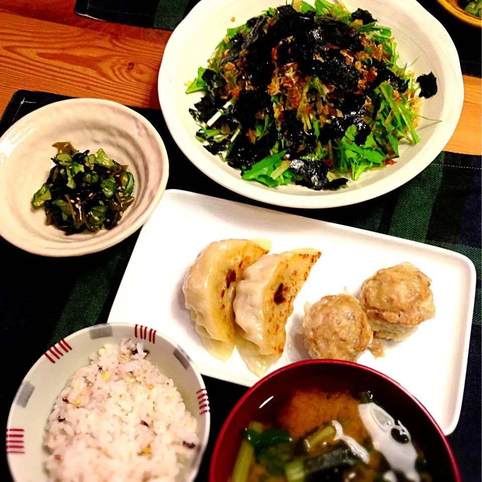 もらい物の餃子とシュウマイ、水菜の韓国風サラダ、きゅうりとワカメの酢の物、小松菜とサツマイモのお味噌汁|akiさん