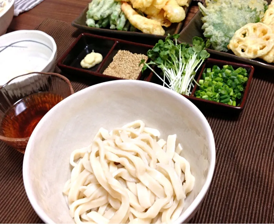 Snapdishの料理写真:手打ちうどん、天ぷら(海老、いんげん、大葉、蓮根)|サチさん