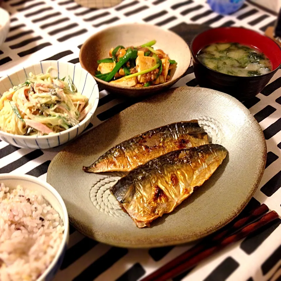 鯖の塩焼き🍀肉豆腐🍀春雨サラダ🍀若布と海苔のお味噌汁🍀雑穀ご飯|mochaさん